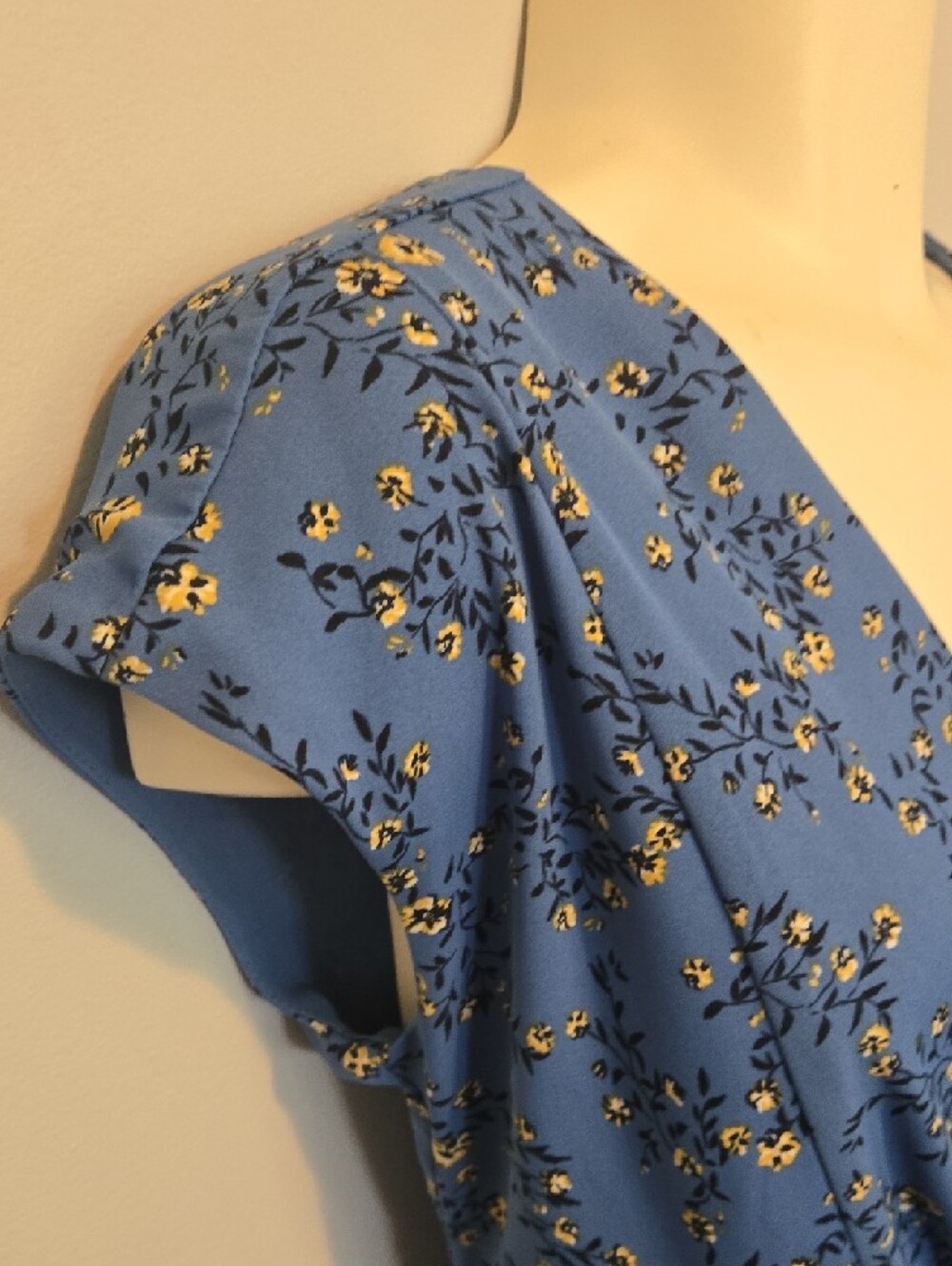 RW&CO. Blue Floral Knot-Front Midi Dress - Picture 3 of 7